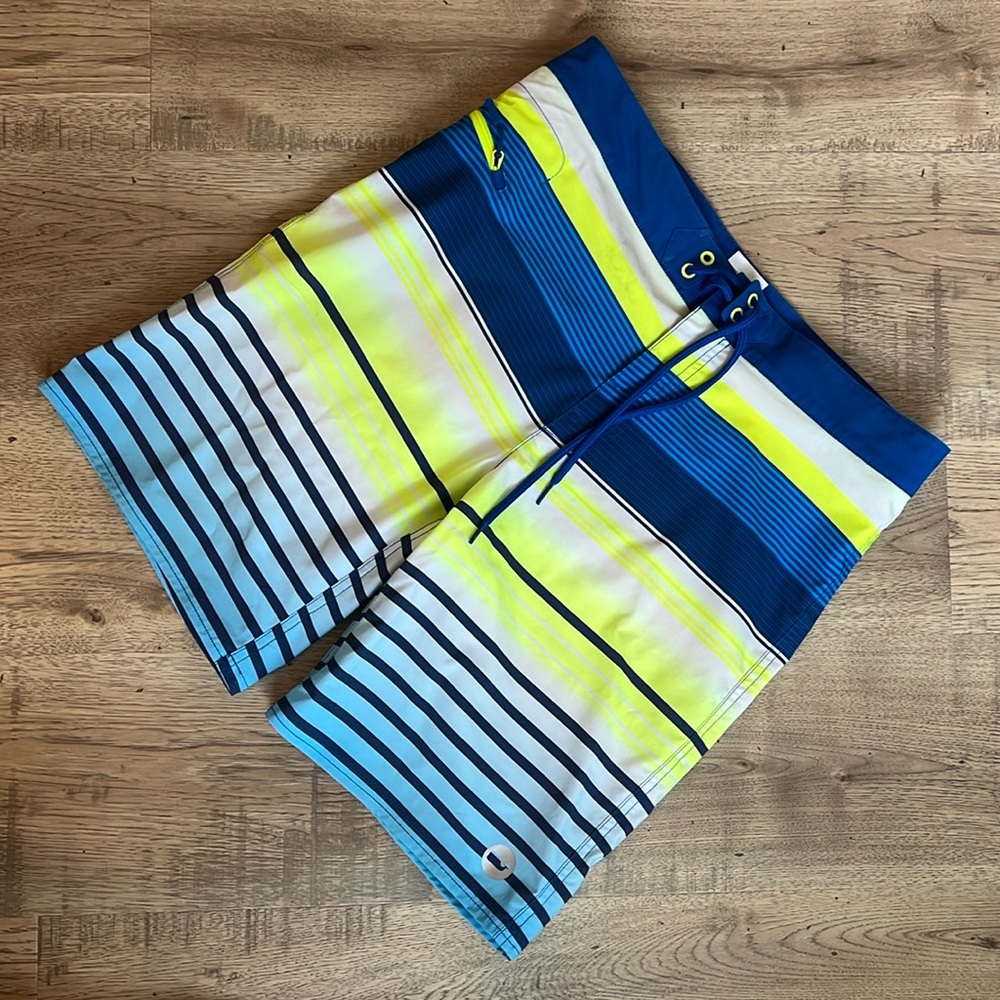 Men’s Vineyard Vine 9” Boardshorts size 32